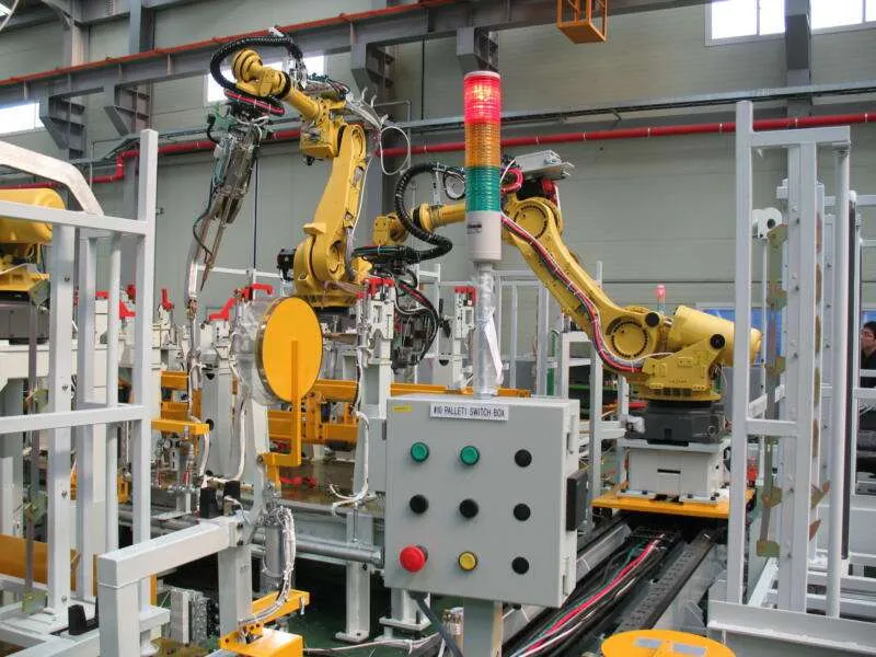 Planta industrial con sistemas hidráulicos